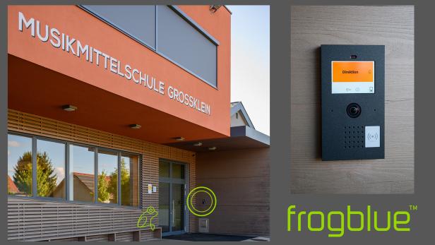 Eine Schule von außen und eine Klingel mit Namensschild 