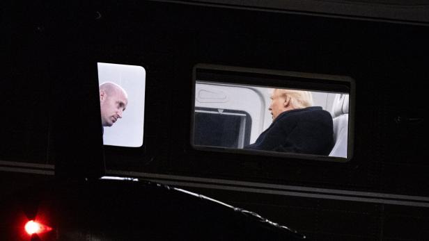 Zu sehen sind Miller und Trump durch die Fenster eines Hubschraubers