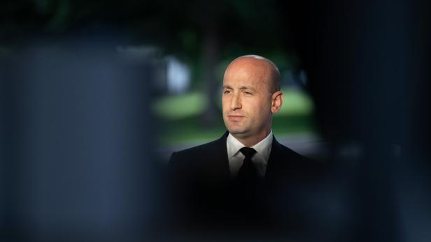 Ein Mann mit Glatze - Stephen Miller - und Anzug