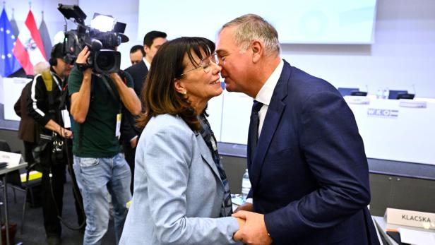 Mann und Frau begrüßen einander mit einem Bussi
