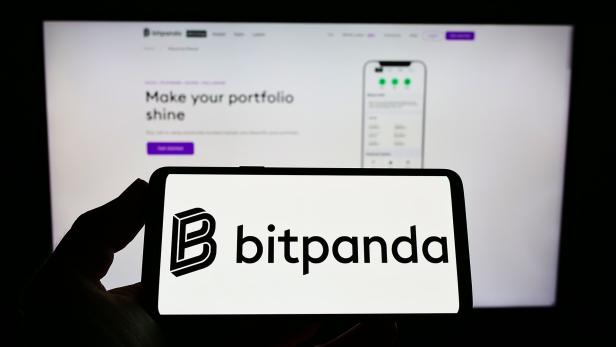 Bitpanda-Logo vor einem Bildschirm.