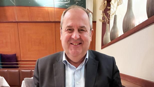 Josef Pröll sitzt im Restaurant Salzgries an einem Tisch