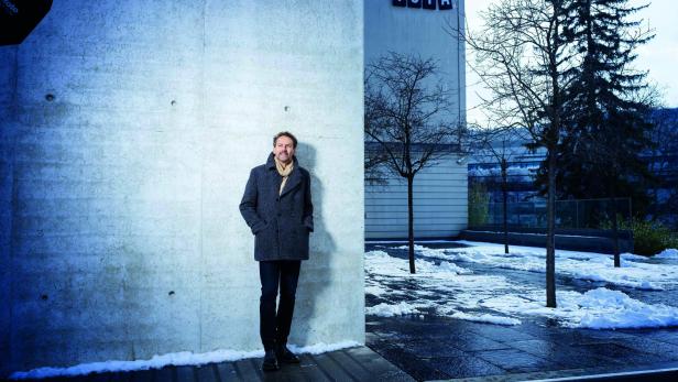 ISTA-Präsident Martin Hetzer steht vor einer Betonwand im Freien