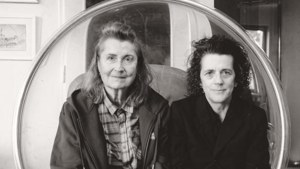 Elfriede Jelinek und Olga Neuwirth in einem kreisrunden hängenden Schaukelstuhl