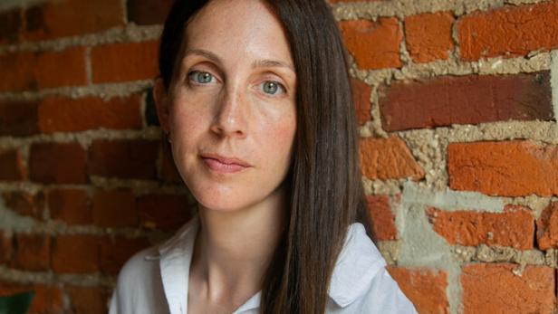 Liz Moore schaut direkt in die Kamera