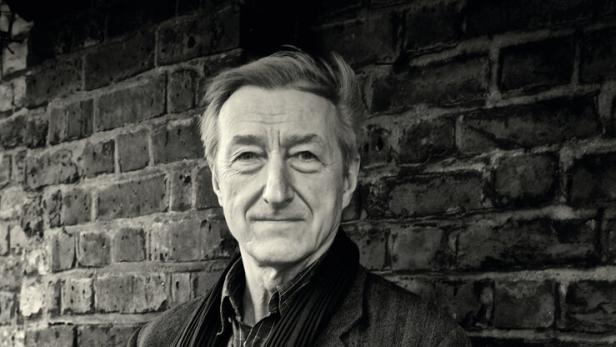 zu sehen ist der Autor Julian Barnes