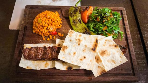 Ali Kebap mit Bulgur, gegrillter Tomate, gegrillter Paprika, Lavas-Brot und Salat