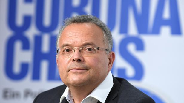 zu sehen ist der FPÖ-Europabgeordnete Gerald Hauser im Rahmen einer Pressekonferenz vom 2. Dezember 2021