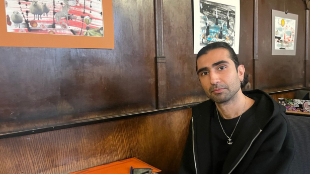 Ein Mann in einem Wiener Café.