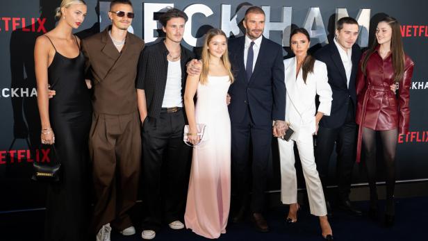 Die gesamte Familie Beckham (einschließlich der Partnerinnen der Söhne) bei einer Netflix-Premiere