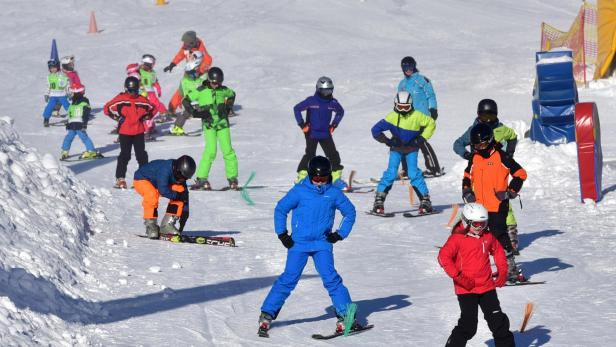 zu sehen sind mehrere Kinder und Jugendliche im Rahmen eines Skikurses im oberösterreichischen Gosau im Jahr 2021.