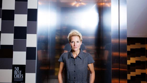 Birgit Reitbauer steht im Eingangsbereich des Restaurants Steirereck