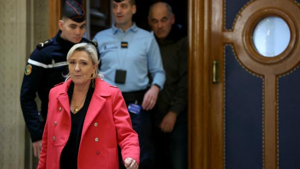 Marine Le Pen beim Verlassen des Gerichtsgebäudes