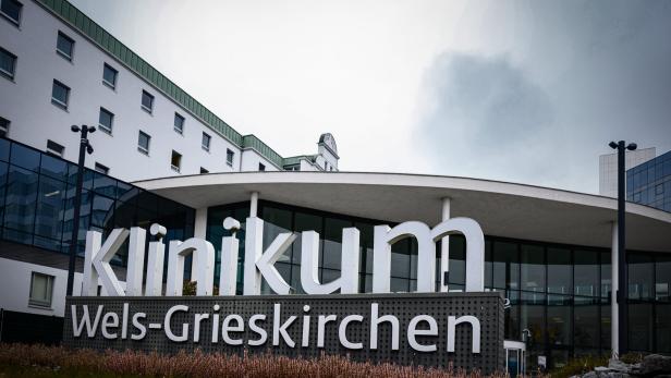 Das Namensschild des Klinikum Wels-Grieskirchen vor dem Spitalsgebäude