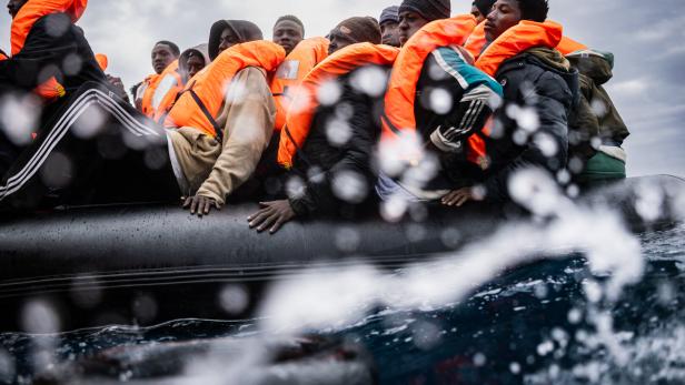 Geflüchtete auf einem Schlauchboot vor Libyen 