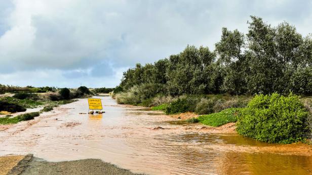 Überschwemmungen nach den ersten Regenfällen in Marokko