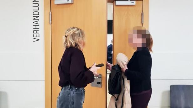 Tsveti D. (rechts) am Weg in den Verhandlungssaal 203
