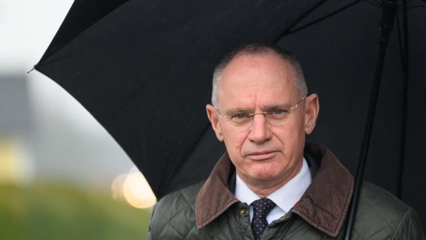 Innenminister Gerhard Karner (ÖVP) mit einem Regenschirm