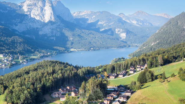 Schöner Ausblick über Berge und See