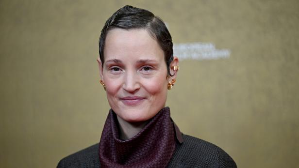Die Schauspielerin Vicky Krieps in dunkler Kleidung und strenger Frisur bei einer Preisverleihung 