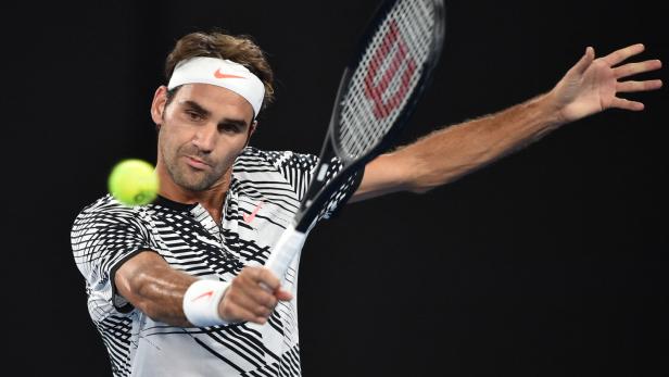 Roger Federer beim Spielen mit Ball und Schläger