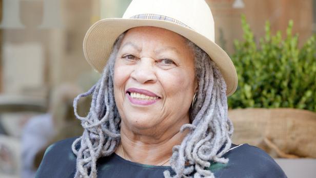 Toni Morrison im Porträt, lächelnd mit Hut.