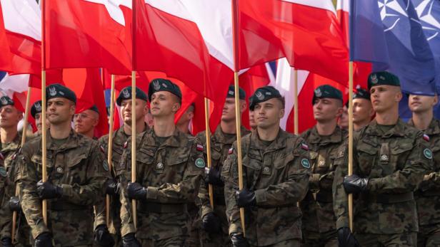 Polnische Soldaten halten Polen & Nato-Flagge