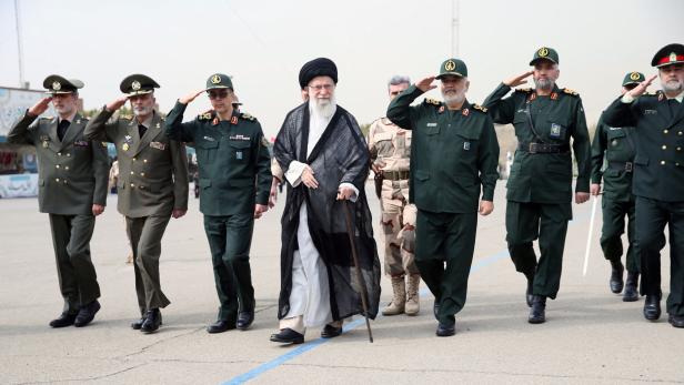 Ajatollah Ali Chamenei, oberster Führer im Iran, flankiert von Militärs. 