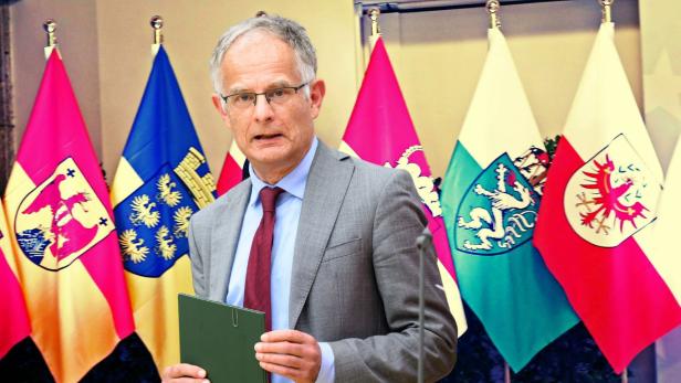 Finanzminister Markus Marter vor Fahnen der Bundesländer
