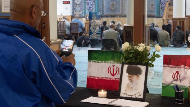 Ein Mann macht ein Foto von einem Porträt des getöteten iranischen Führers Ayatollah Ali Khamenei in einer Moschee in Südafrika.