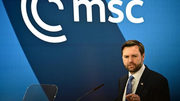Ein Mann - Vizepräsident Vance - auf der Bühne der Münchner Sicherheitskonferenz