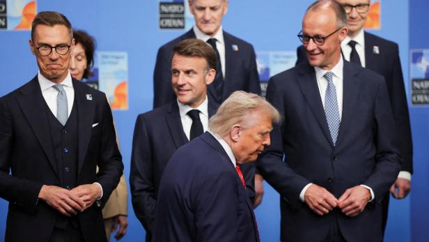 US-Präsident Donald Trump und Deutschlands Bundeskanzler Friedrich Merz und Frankreichs Präsident Emmanuel Macron bei einem NATO-Gipfel im Juni 2025. 