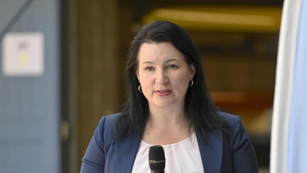 Porträt von Anna Kleissner, dunkler Blazer, lange dunkle Haare