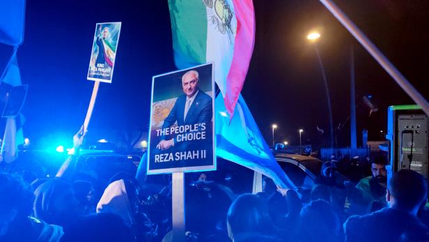 Konterfei von Reza Pahlavi bei einer Demo in Wien