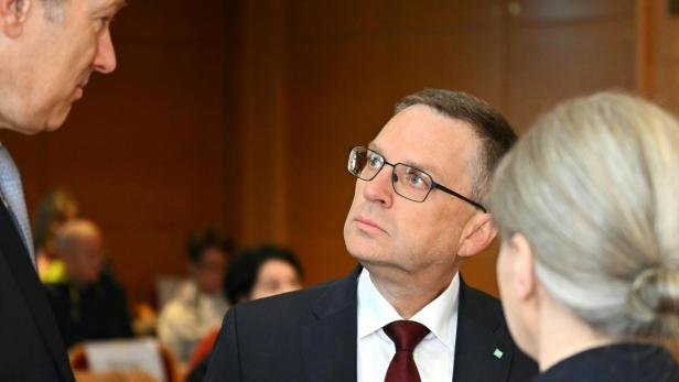 zu sehen sind Anwalt Michael Rohregger und ÖVP-Klubobmann August Wöginger, im Rahmen des Forts. Prozess gegen ÖVP-Klubobmann Wöginger und zwei Finanzbeamte wegen Amtsmissbrauchs, aufgenommen am Donnerstag, 5. März 2026 in Linz.