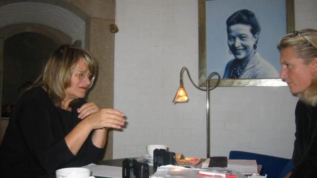 Alice Schwarzer im Gespräch mit profil-Redakteurin Angelika Hager. 