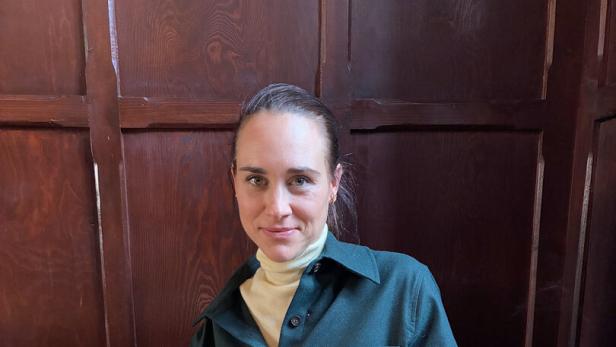 Galeristin Lisa Kandlhofer im Restaurant Hollerei in Wien