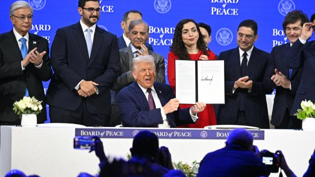 Vjosa Osmani, im roten Kleid und als einzige Staatschefin bei der Gründung des "Board of Peace" in Davos. 