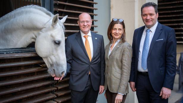 Der Aufsichtsratsvorsitzende der Spanischen Hofreitschule, Michael Enzinger, die neue Chefin der Spanischen Hofreitschule Alexandra Kaszay, Landwirtschaftsminister Norbert Totschnig (ÖVP) und ein Lipizzaner.