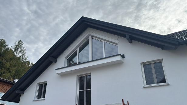 Dach von einem weißen Neubau 