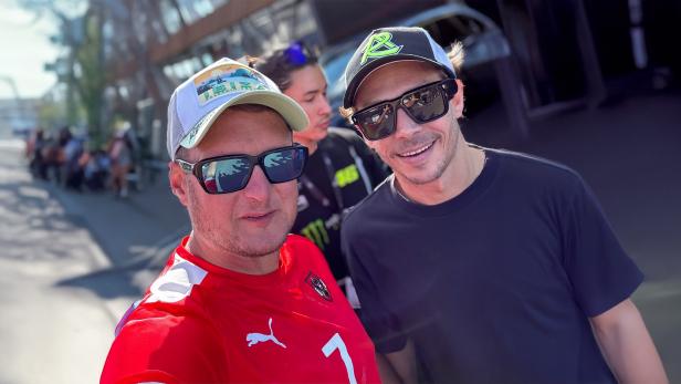 zwei Männer mit Cappie und Sonnenbrille 