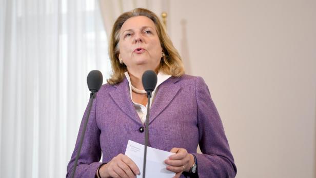 Karin Kneissl, damals Außenministerin Österreichs, steht an einem Rednerpult 