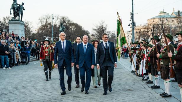Landeshauptmann Anton Mattle, Bundeskanzler Christian Stocker und der Präsident des Bundesrates, Markus Stotter, vor dem Parlament.