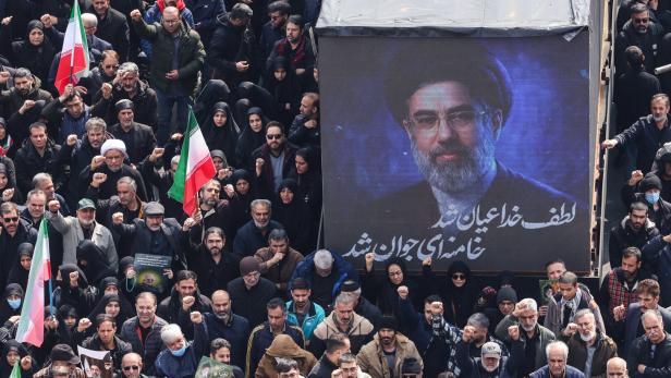 Eine Menge an Männern, mitten drin das Konterfei Khameneis 