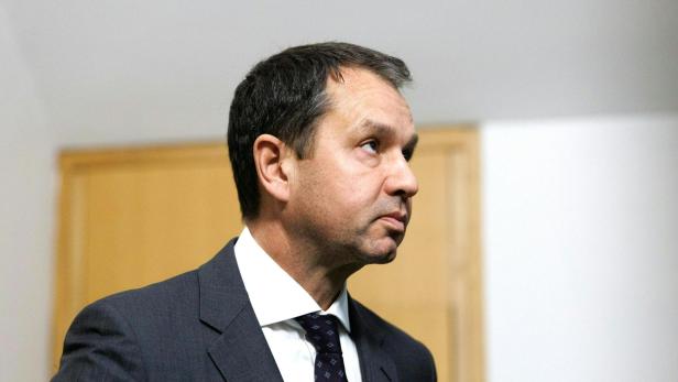 zu sehen ist Zeuge Thomas Schmid anlässlich der Fortsetzung des Prozesses gegen ÖVP-Klubobmann Wöginger und zwei Finanzbeamte wegen Amtsmissbrauchs, aufgenommen am Montag, 9. März 2026 in Linz.