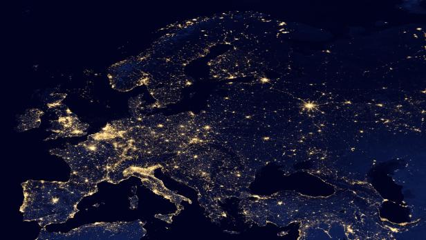 Satellitenbild von Europa bei Nacht. Man sieht vom All die Lichter der Städte leuchten.