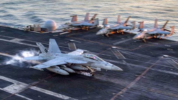 Kampfjets auf einem Flugzeugträger