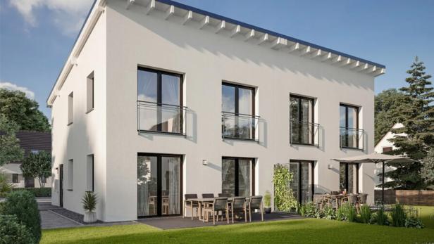Ein Neubau in weiß, mit Garten 