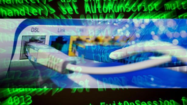 WLAN-Router mit Codes im Hintergrund