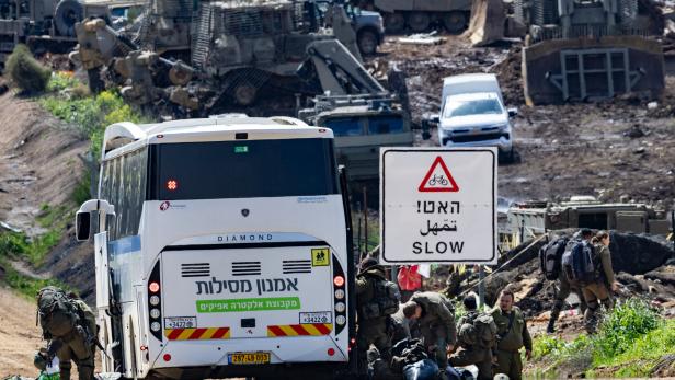 Soldaten neben einem Reisebus